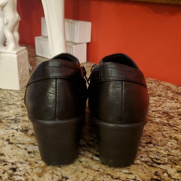 Easy Street Comfort Waves Shoes - Picture 4 of 7